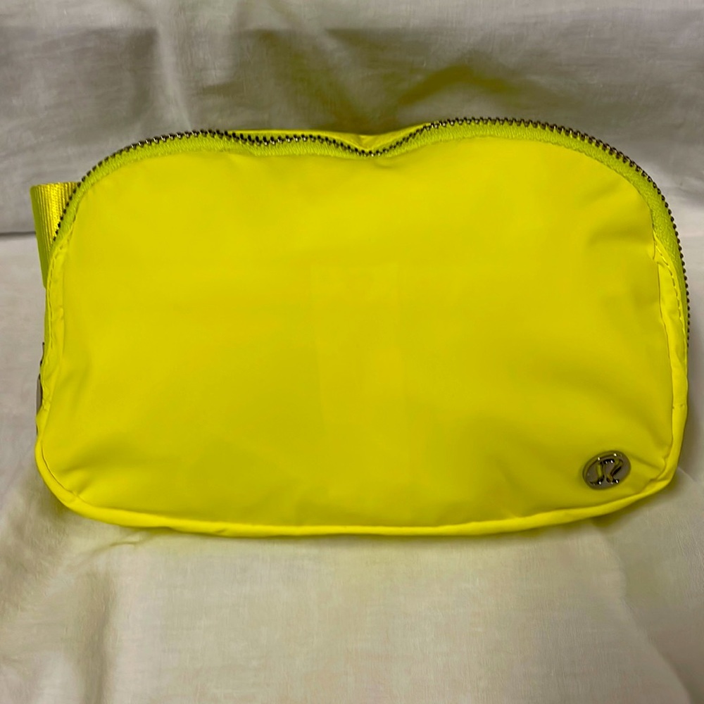 Lululemon 🌼💛everywhere belt  bag  Sack de  ceinture Everywhere.ELLE